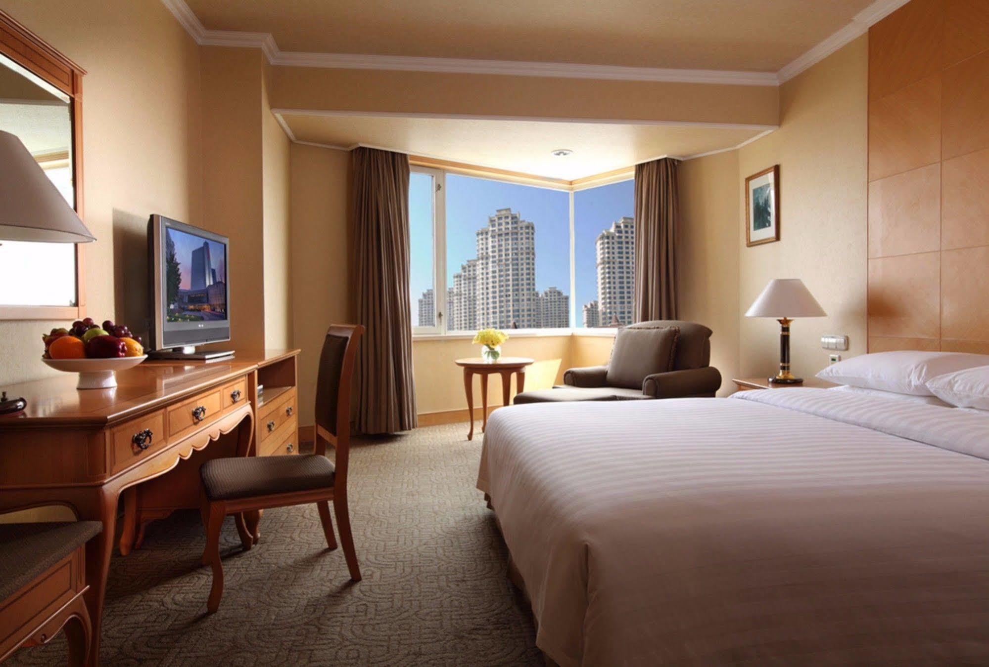 Beijing New Century Hotel Bagian luar foto